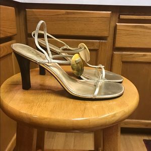 Beautiful gold sandals!🌹